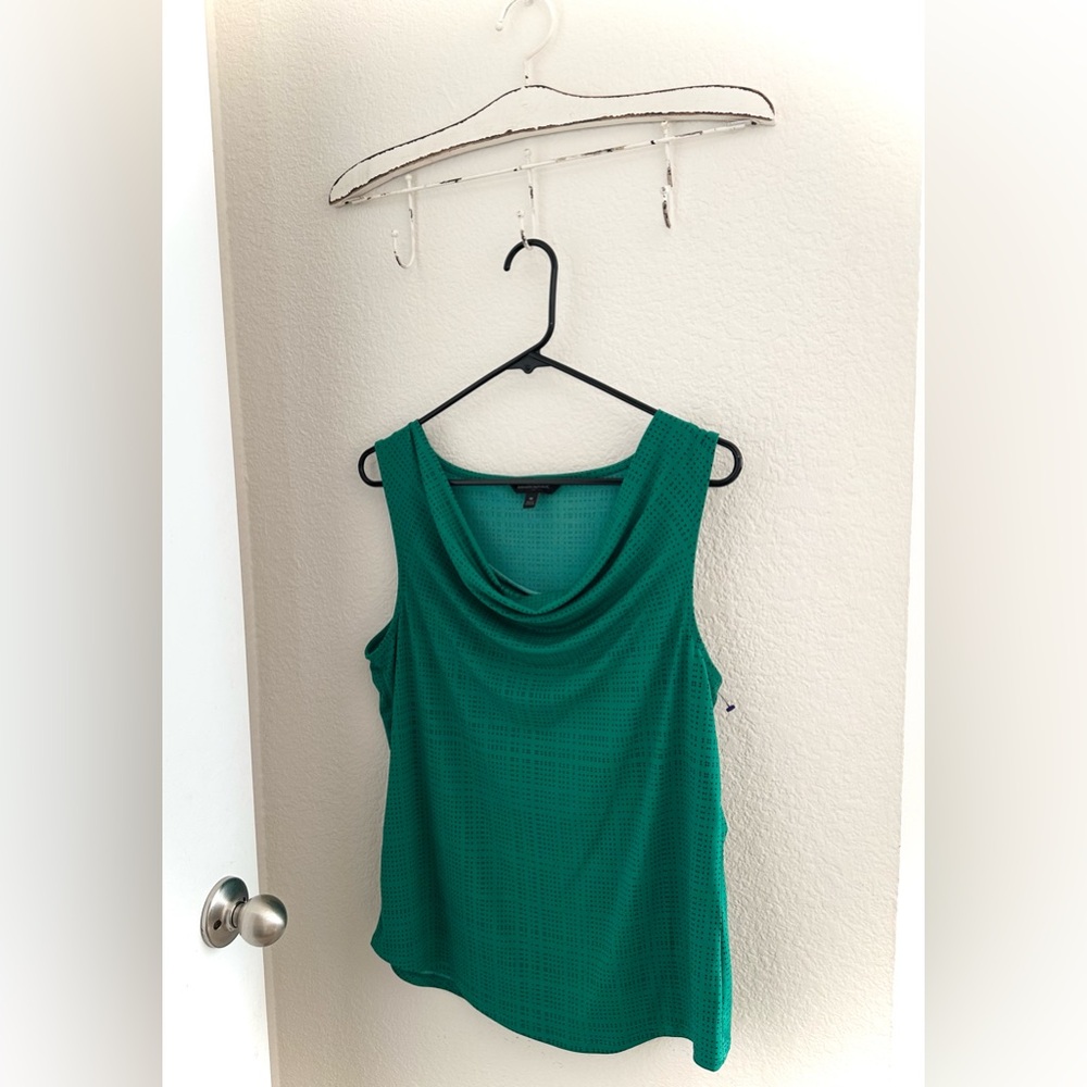 Banana Republic Green Pokadotted Sleeveless blouse - Size M - New with no tags!